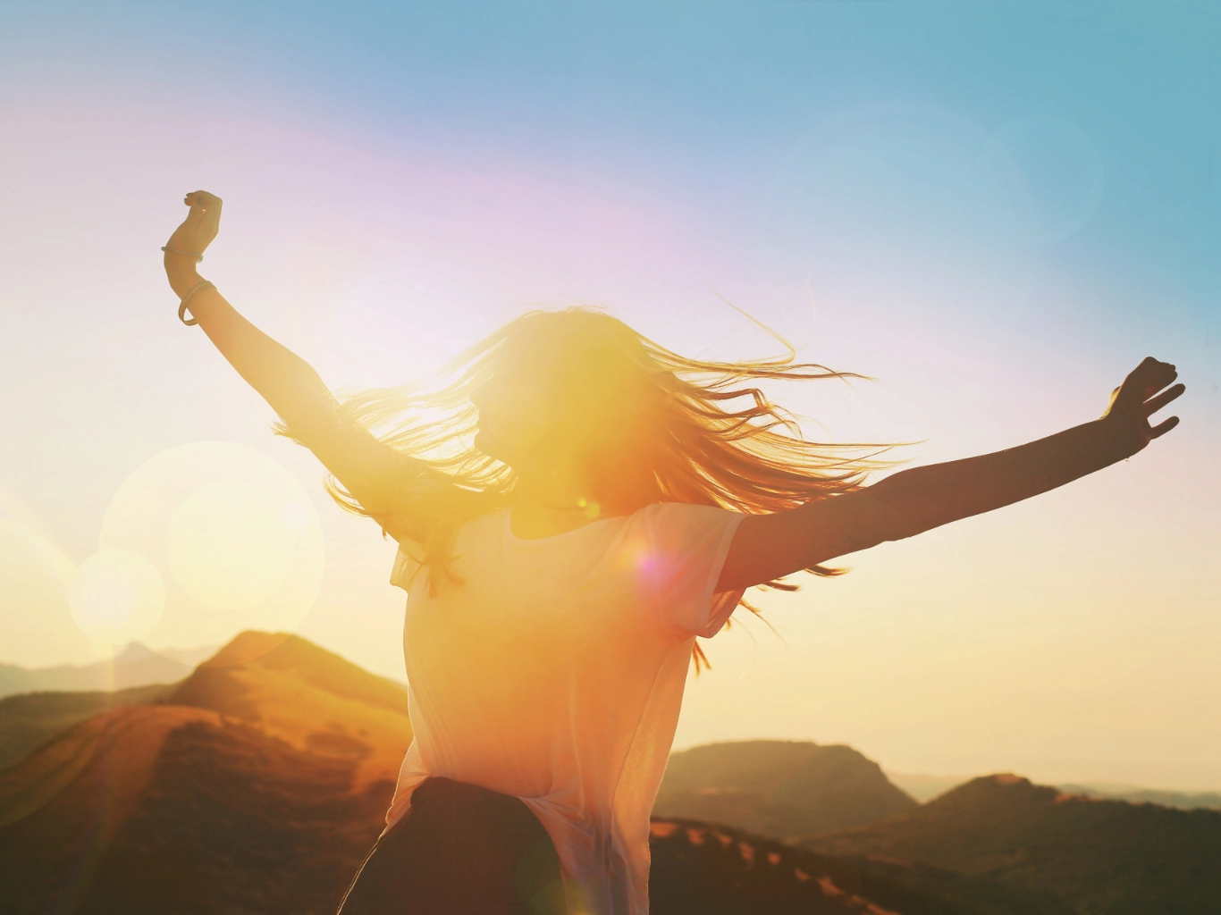 ragazza-felice-al-tramonto